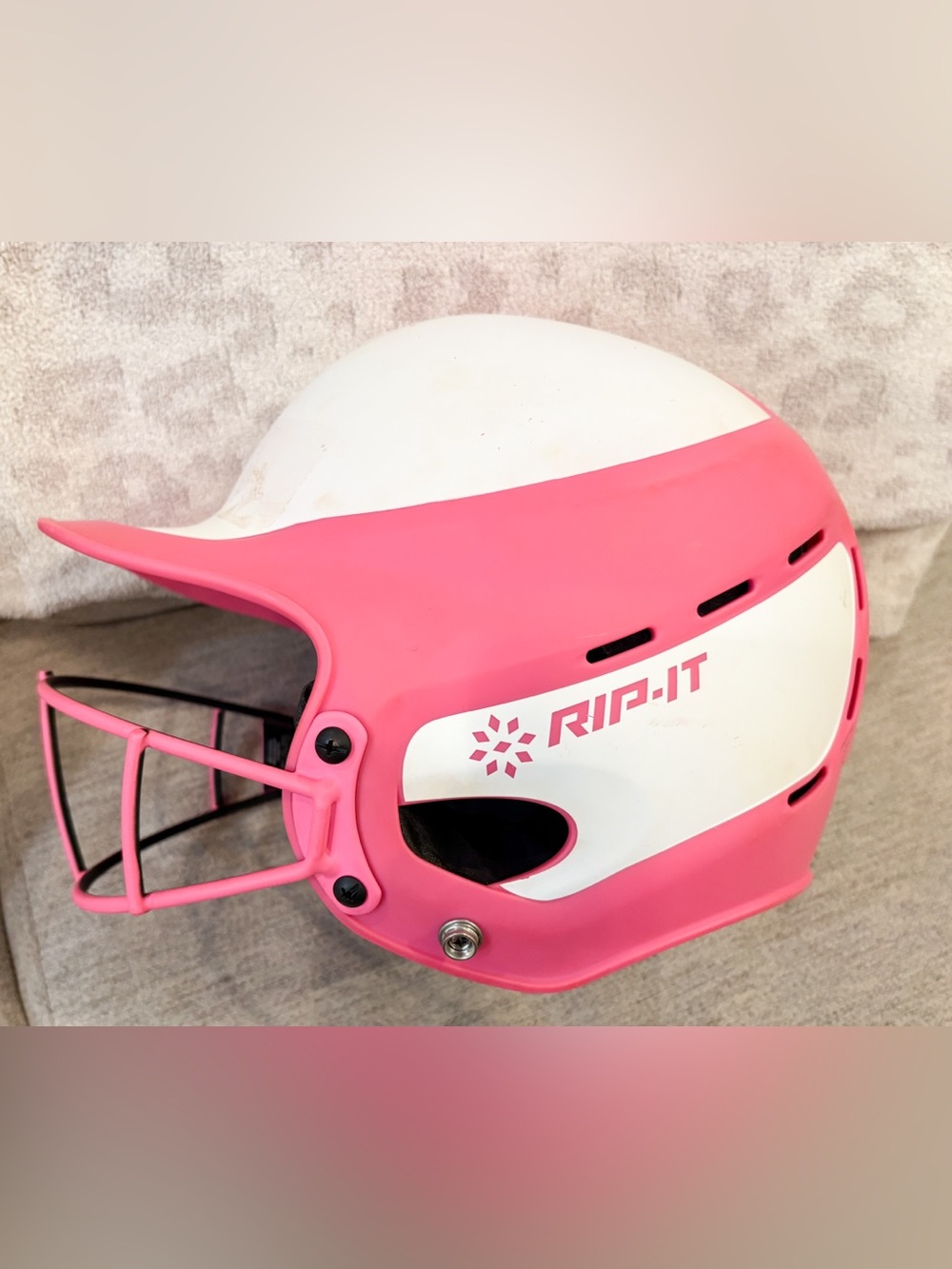 RIP-IT VISION PRO MATTE
GIRLS PINK/WHITE SOFTBALL
HELMET SIZE S/M (6-6 7/8)